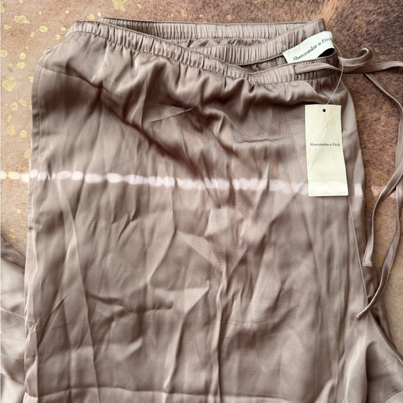 Abercrombie & Fitch Gray Wide-Leg Satin Pants - Picture 4 of 8